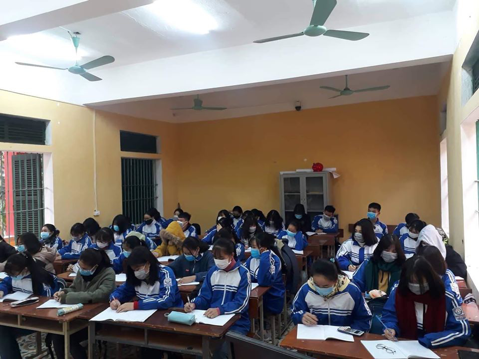 Đi học trở lại sau Tết, học sinh cả nước bịt kín mặt để phòng chống Corona, nhiều giáo viên lì xì bằng khẩu trang-3