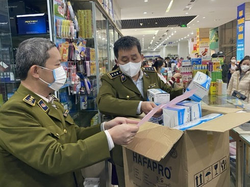 Mì tôm, rau xanh đắt hàng tại TP.HCM-1