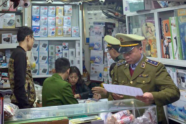 Xử phạt gần 60 triệu đồng, tịch thu toàn bộ số tiền thu lợi bất chính đối với 2 cửa hàng tăng giá khẩu trang-1