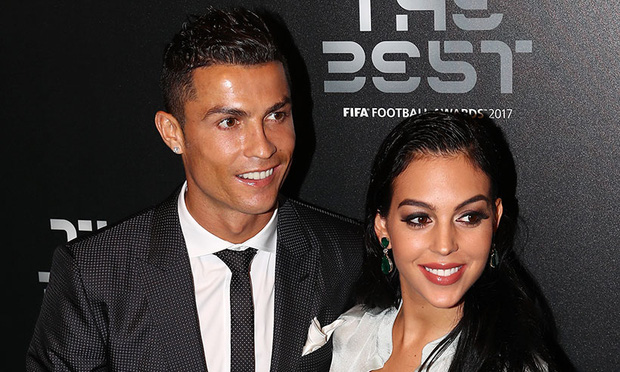 Bạn gái kể về tình yêu sét đánh với Ronaldo: Tôi say đắm trước vẻ đẹp của anh ấy, một ánh mắt cũng đủ khiến tôi xao xuyến-1