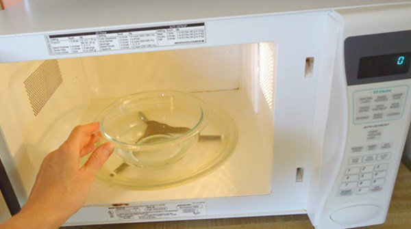 Tết xong lò vi sóng đóng cặn dầu mỡ, đặt bát nước này vào 5 phút sau sạch bóng-1