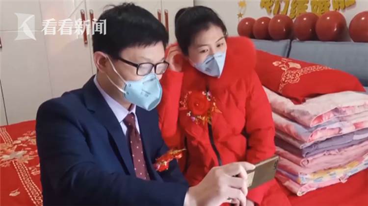 Đám cưới vội vã mùa dịch bệnh: Chỉ có 5 người bao gồm cả 2 nhân vật chính, kết thúc sau 10 phút vì chú rể phải đi cứu người-5