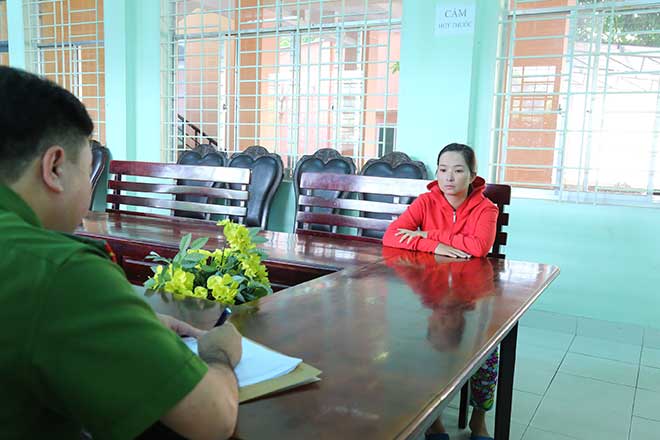 Vụ bạo hành con trai dã man ở Bình Dương: Do giận mẹ ruột đòi lại vàng-1