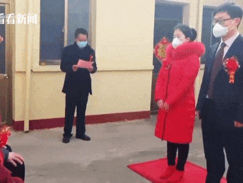 Đám cưới vội vã mùa dịch bệnh: Chỉ có 5 người bao gồm cả 2 nhân vật chính, kết thúc sau 10 phút vì chú rể phải đi cứu người-3