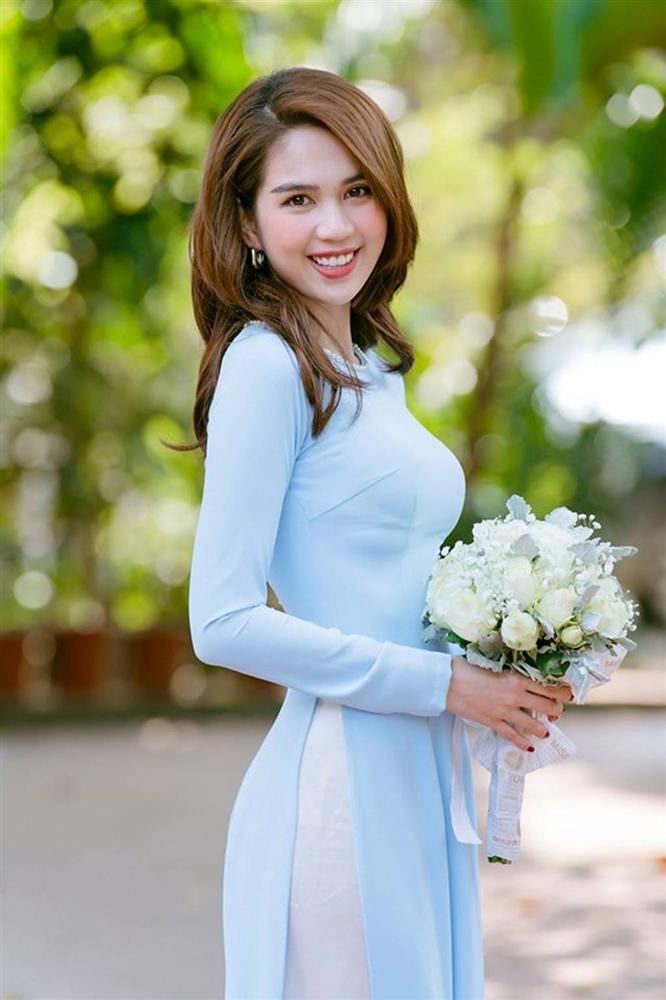 Tuổi 30, Ngọc Trinh mặc áo dài đẹp hút mọi ánh nhìn đầu năm mới-1