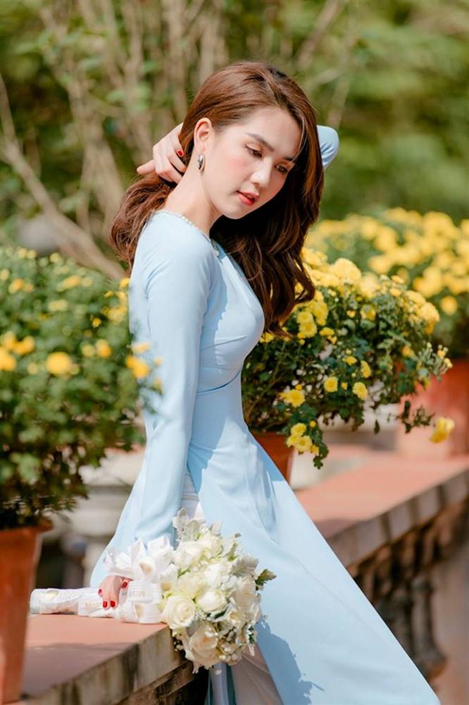 Tuổi 30, Ngọc Trinh mặc áo dài đẹp hút mọi ánh nhìn đầu năm mới-2