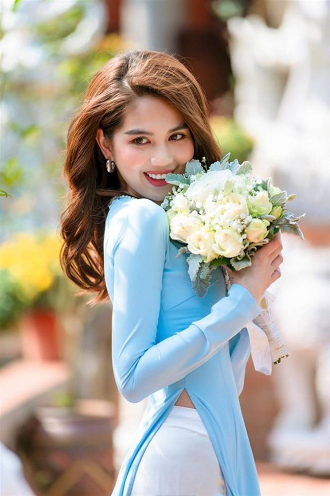 Tuổi 30, Ngọc Trinh mặc áo dài đẹp hút mọi ánh nhìn đầu năm mới-3