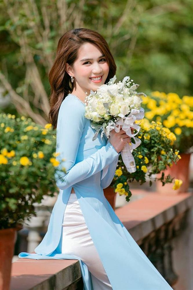Tuổi 30, Ngọc Trinh mặc áo dài đẹp hút mọi ánh nhìn đầu năm mới-4