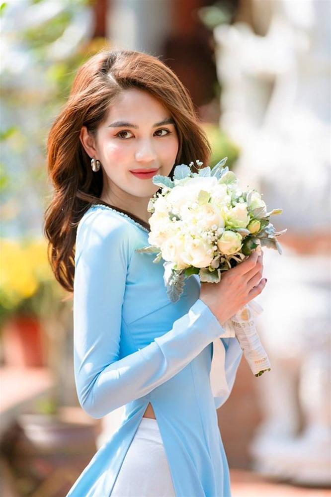 Tuổi 30, Ngọc Trinh mặc áo dài đẹp hút mọi ánh nhìn đầu năm mới-6