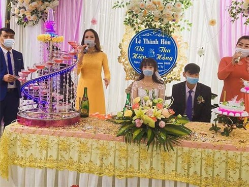 Đám cưới theo phong cách dị chưa từng có giữa “bão virus Corona”, hàng xóm tiết lộ lễ thành hôn diễn ra ngay gần nhà cô gái dương tính với virus ở Thanh Hóa