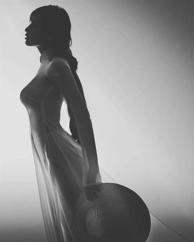 Mai Phương Thúy bất ngờ đăng lại bức ảnh mặc áo dài từng gây tranh cãi-1