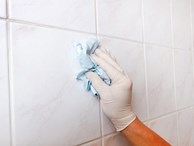 Chỉ bằng nguyên liệu rẻ bèo, gạch men nhà vệ sinh bỗng sáng ngời ngay tức khắc lại an toàn cho da tay