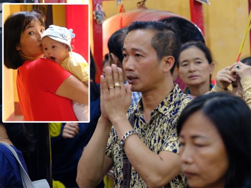 Giữa căng thẳng virus corona, người người vẫn đi lễ vô tư với mặt trần, ẵm theo cả con nhỏ vào chùa