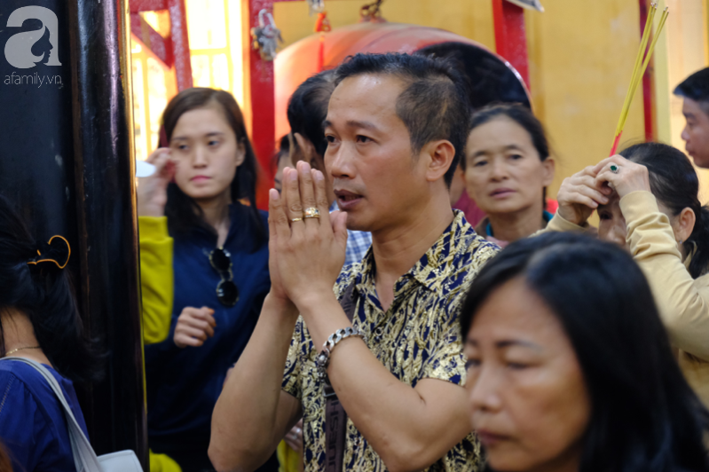 Giữa căng thẳng virus corona, người người vẫn đi lễ vô tư với mặt trần, ẵm theo cả con nhỏ vào chùa-4
