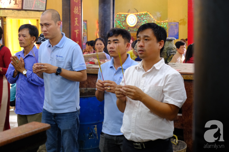 Giữa căng thẳng virus corona, người người vẫn đi lễ vô tư với mặt trần, ẵm theo cả con nhỏ vào chùa-5