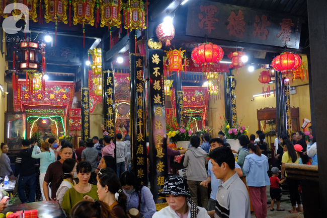 Giữa căng thẳng virus corona, người người vẫn đi lễ vô tư với mặt trần, ẵm theo cả con nhỏ vào chùa-18