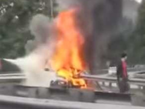 Dù có 20 năm kinh nghiệm lái ô tô, người mẹ vẫn bất cẩn tông xe vào con gái 8 tuổi chỉ vì một chiếc khẩu trang-6