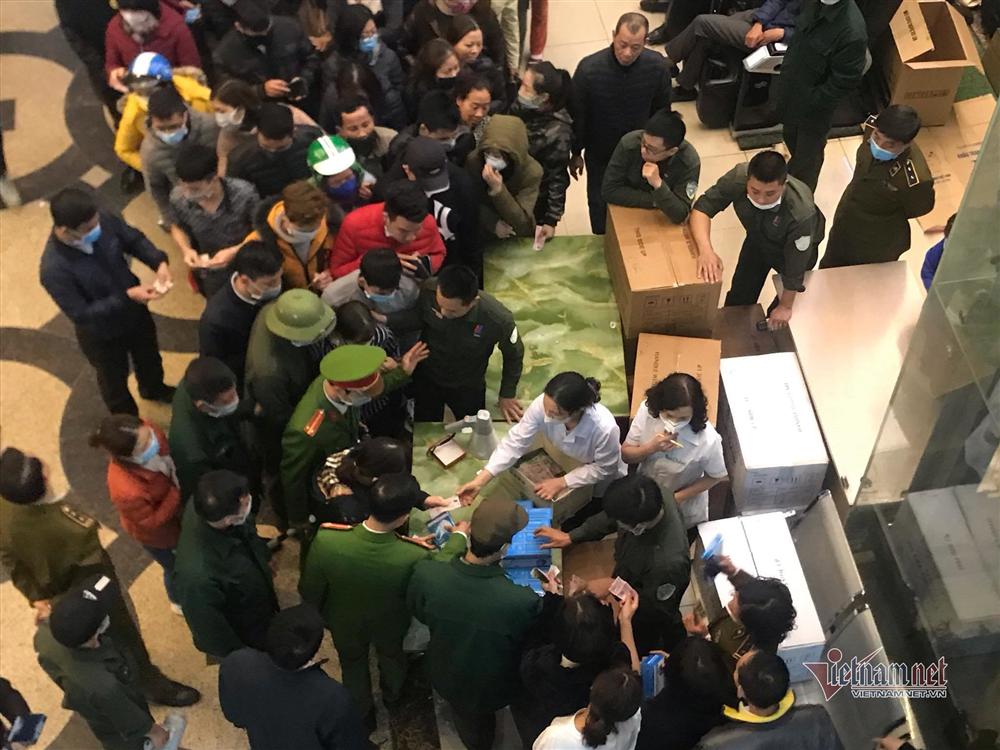 Vỡ trận vì khẩu trang ở chợ thuốc lớn nhất Hà Nội-3