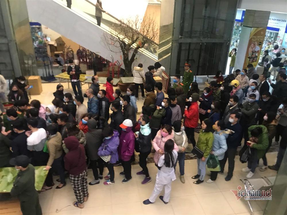 Vỡ trận vì khẩu trang ở chợ thuốc lớn nhất Hà Nội-5