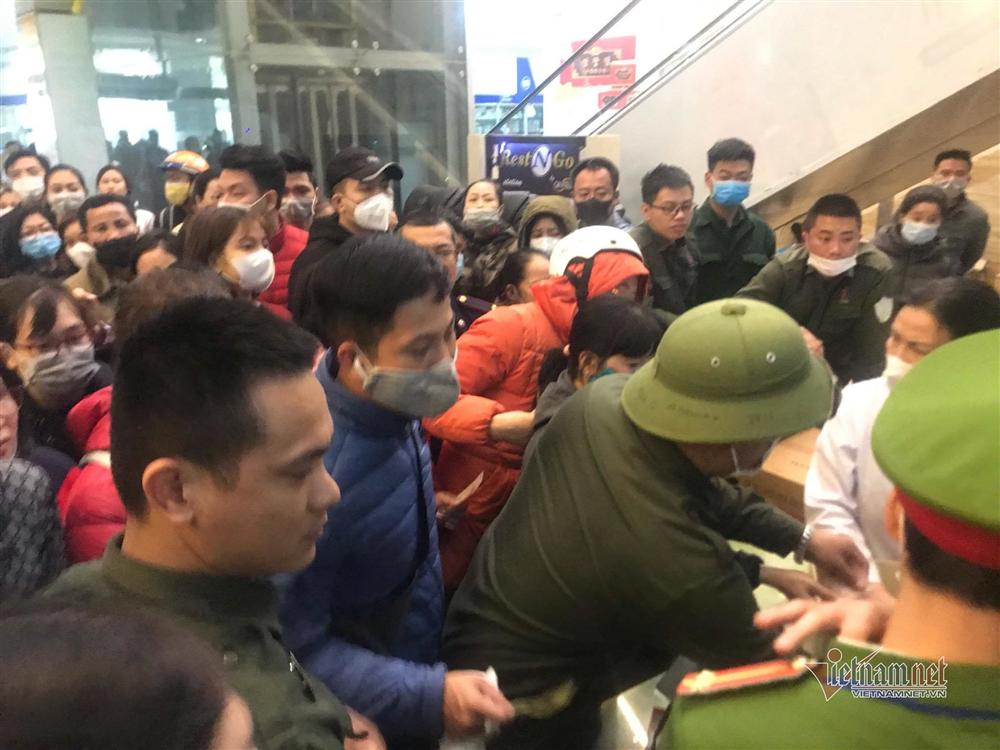 Vỡ trận vì khẩu trang ở chợ thuốc lớn nhất Hà Nội-6