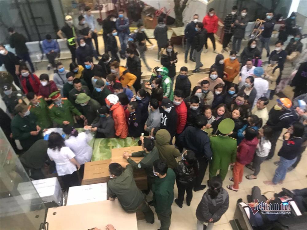 Vỡ trận vì khẩu trang ở chợ thuốc lớn nhất Hà Nội-7