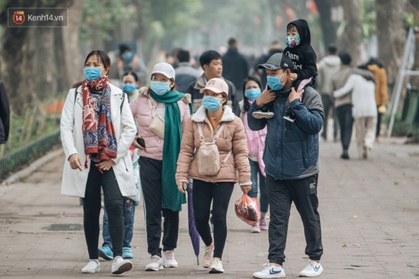 Người Hà Nội giữa thời điểm phức tạp của đại dịch virus Corona: Đi siêu thị, uống cafe hay dạo phố đều không thể thiếu khẩu trang-2