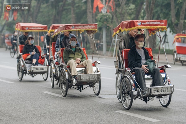 Người Hà Nội giữa thời điểm phức tạp của đại dịch virus Corona: Đi siêu thị, uống cafe hay dạo phố đều không thể thiếu khẩu trang-5