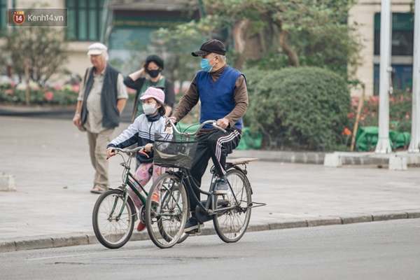 Người Hà Nội giữa thời điểm phức tạp của đại dịch virus Corona: Đi siêu thị, uống cafe hay dạo phố đều không thể thiếu khẩu trang-9