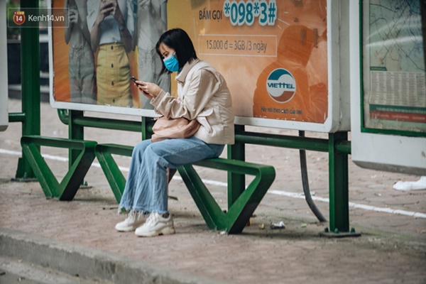 Người Hà Nội giữa thời điểm phức tạp của đại dịch virus Corona: Đi siêu thị, uống cafe hay dạo phố đều không thể thiếu khẩu trang-10