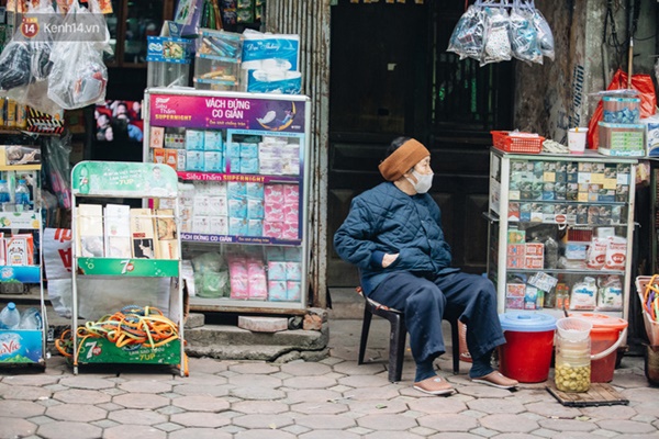 Người Hà Nội giữa thời điểm phức tạp của đại dịch virus Corona: Đi siêu thị, uống cafe hay dạo phố đều không thể thiếu khẩu trang-14