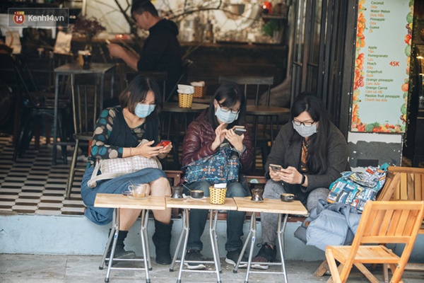Người Hà Nội giữa thời điểm phức tạp của đại dịch virus Corona: Đi siêu thị, uống cafe hay dạo phố đều không thể thiếu khẩu trang-15