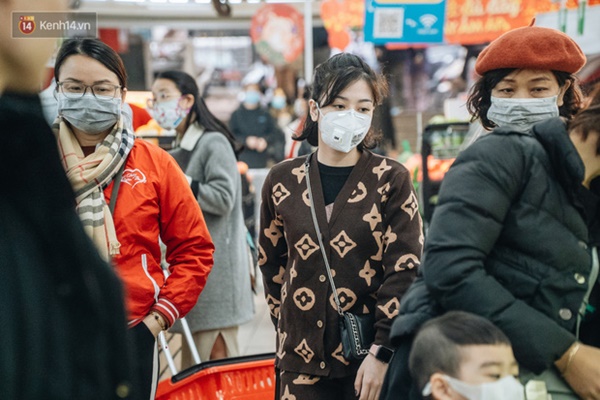Người Hà Nội giữa thời điểm phức tạp của đại dịch virus Corona: Đi siêu thị, uống cafe hay dạo phố đều không thể thiếu khẩu trang-17