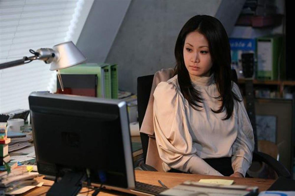 Biết chồng tằng tịu với osin, vợ lập kế nằm nghiêng ráo nước rồi chờ đợi-1