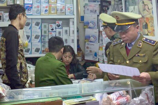 Niêm phong hiệu thuốc nâng giá khẩu trang gấp 10 lần ở Hà Nội-1