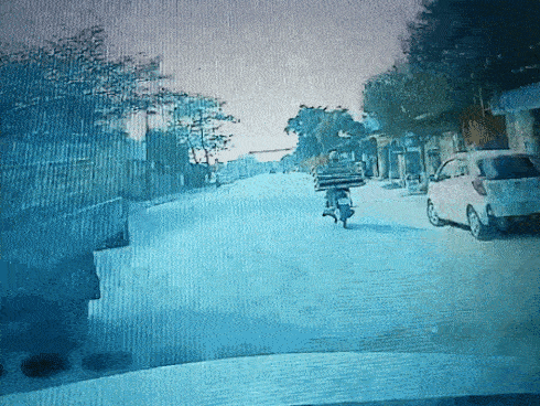 Nam thanh niên đi xe SH qua đường không sát bị ôtô tông văng xa