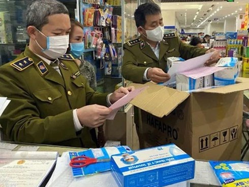 Niêm phong hiệu thuốc nâng giá khẩu trang gấp 10 lần ở Hà Nội