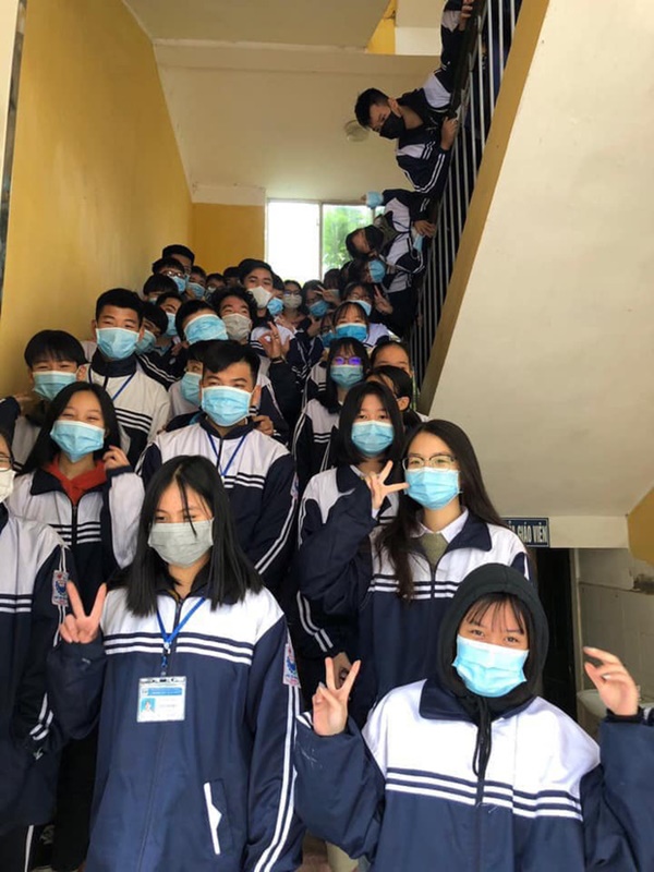 Cập nhật tình hình các lớp học mùa dịch: Muôn kiểu style chất lừ với chiếc khẩu trang huyền thoại giúp phòng chống virus corona-6