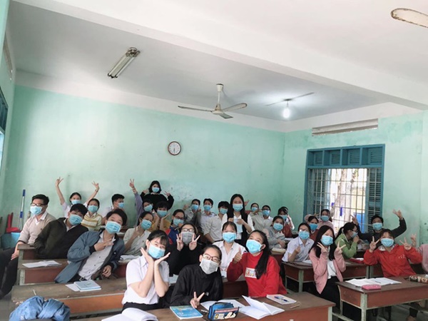 Cập nhật tình hình các lớp học mùa dịch: Muôn kiểu style chất lừ với chiếc khẩu trang huyền thoại giúp phòng chống virus corona-7