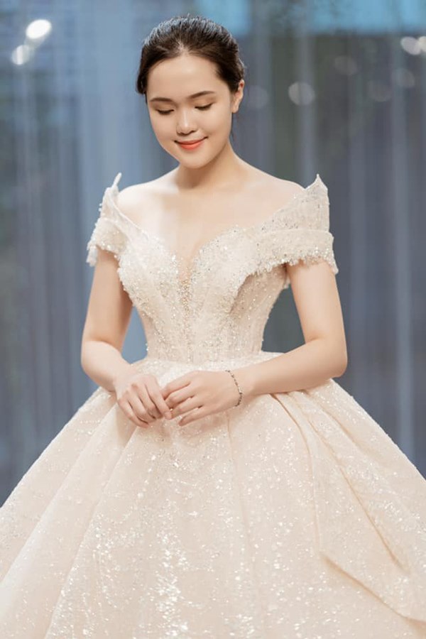 Quỳnh Anh khoe ảnh mặc váy cưới siêu xinh, tiết lộ được đích thân Duy Mạnh đưa đi mua và dành tặng bộ váy đẹp nhất-1
