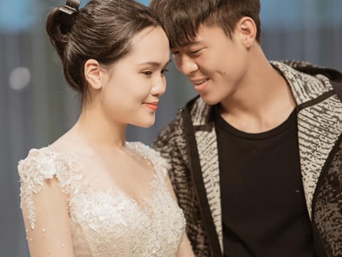 Duy Mạnh - Quỳnh Anh chụp ảnh cưới nhí nhảnh với hai số áo đặc biệt ở tuyển Việt Nam-6