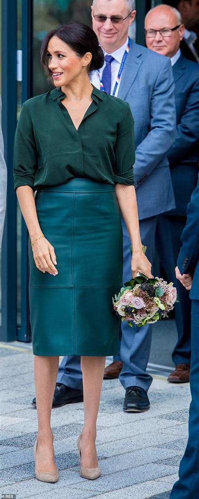 Trong lúc rục rịch tìm nhà ở Mỹ với giấc mộng đổi đời, Meghan Markle giận tím người khi lại bị chị dâu Kate vượt mặt-1