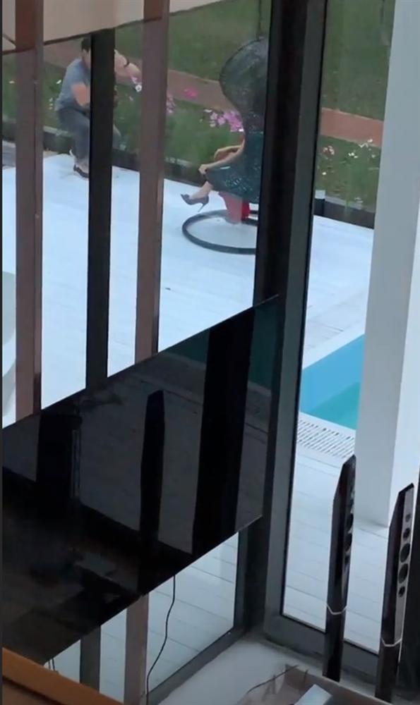 Bị người lạ xâm nhập biệt thự triệu đô vô tư chụp ảnh, phản ứng của Ngọc Trinh gây chú ý hơn cả-3