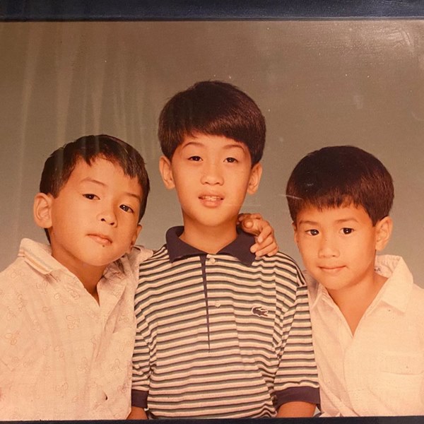 Hình ảnh hiếm hoi thời bé của anh em Louis Nguyễn - Phillip Nguyễn được công bố khiến dân tình trầm trồ vẻ soái ca từ nhỏ-1