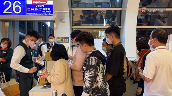 Cả trăm du khách Việt vật vờ ở sân bay Đài Loan từ sáng đến tối để chờ về nước trong mùa dịch virus corona-5