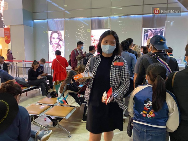 Cả trăm du khách Việt vật vờ ở sân bay Đài Loan từ sáng đến tối để chờ về nước trong mùa dịch virus corona-6