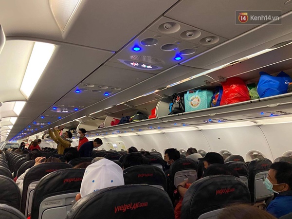 Cả trăm du khách Việt vật vờ ở sân bay Đài Loan từ sáng đến tối để chờ về nước trong mùa dịch virus corona-8