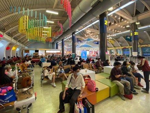 Cả trăm du khách Việt vật vờ ở sân bay Đài Loan từ sáng đến tối để chờ về nước trong mùa dịch virus corona