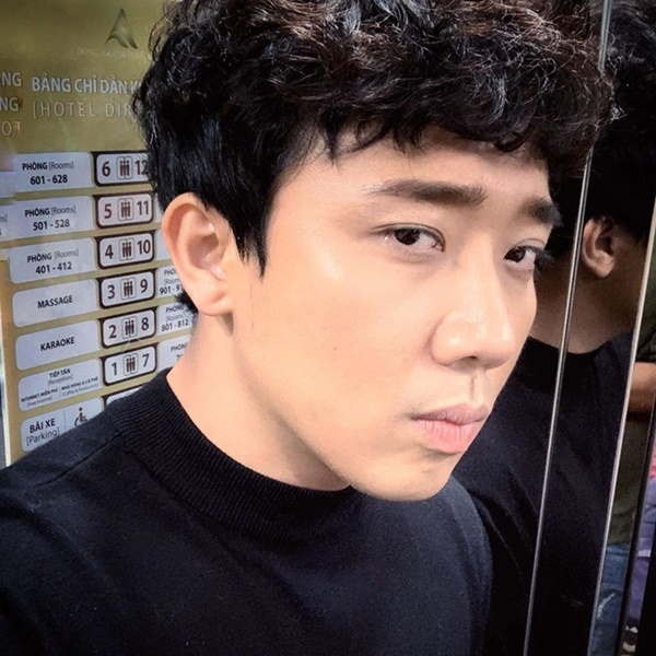 Đầu năm Trấn Thành không điệu mà diện tóc bổ luống giản dị, fan hết bảo tóc Đan Trường lại nói&nbsp;giống diễn viên hài Thu Trang-5