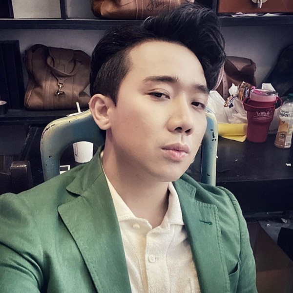 Đầu năm Trấn Thành không điệu mà diện tóc bổ luống giản dị, fan hết bảo tóc Đan Trường lại nói&nbsp;giống diễn viên hài Thu Trang-6