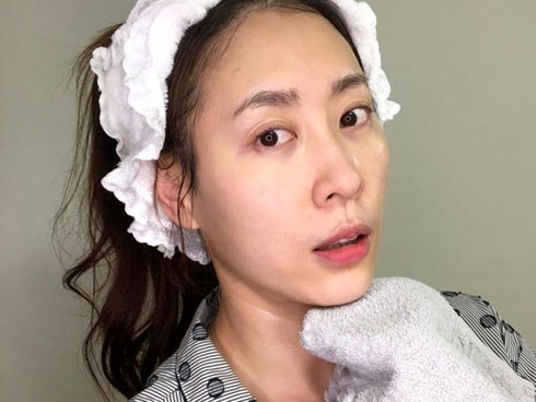 Bác sĩ cảnh báo: Chị em tiết kiệm đồ skincare kiểu này là sai bét, chẳng mấy chốc làn da xấu khó mà bù đắp nổi